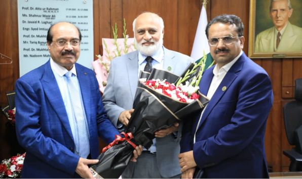 Dr Abdul Basit, Chancellor Preston University, presented a flower bouquet to Prof Dr Niaz Ahemd Akhter and congratulated him on assuming charge as Chairman,  Higher Education Commission HEC.